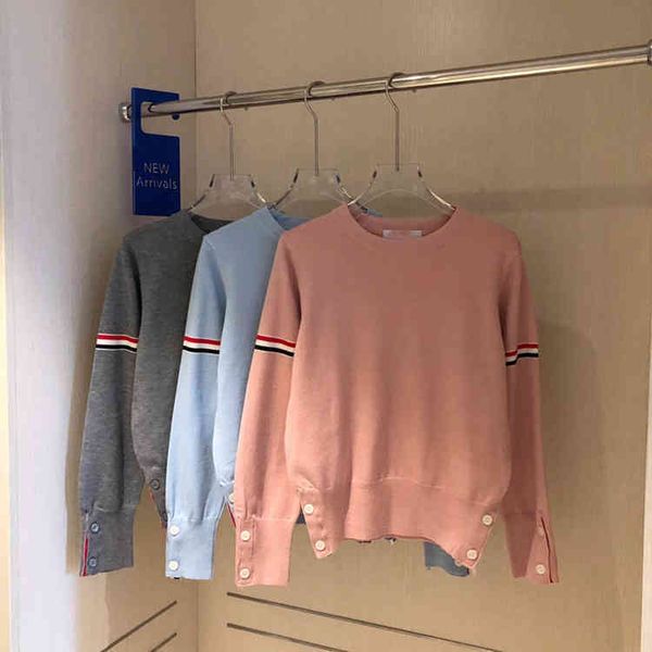 2022 factory wholesale new early autumn korean version simple bar contrast splicing round neck knitted pullover sweater men's and women, White;black
2022 factory wholesale new early autumn korean version simple bar contrast splicing round neck knitted pullover sweater men's and women, White;black