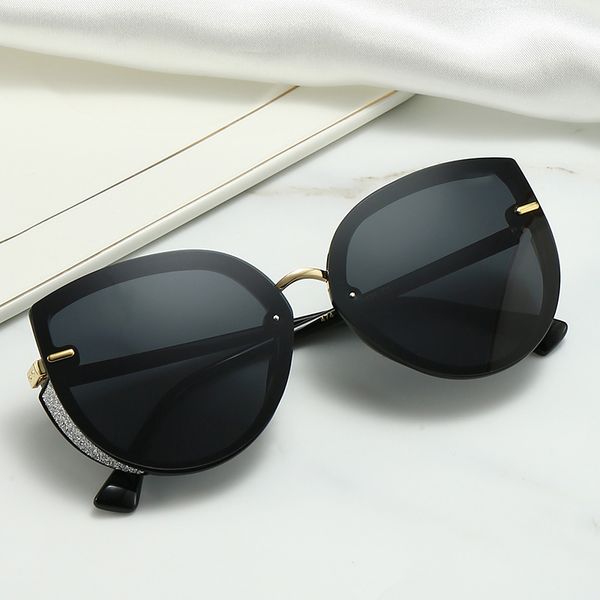 Retro Black Frame small face women's Sunglasses show thin anti UV, White;black 
Retro Black Frame small face women's Sunglasses show thin anti UV, White;black