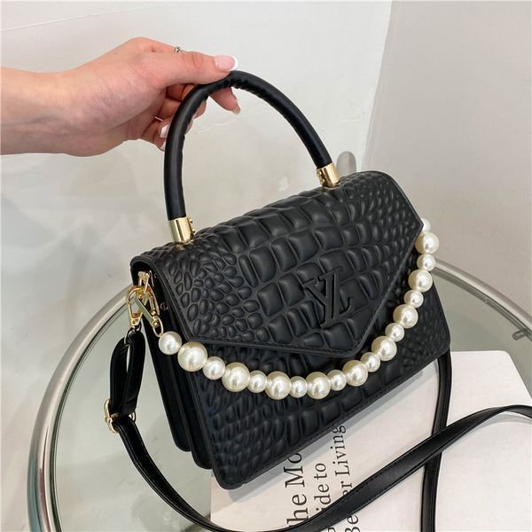 factory direct sale 75% off women's 2021 new simple embossed pearl chain portable single shoulder messenger small square bags
factory direct sale 75% off women's 2021 new simple embossed pearl chain portable single shoulder messenger small square bags