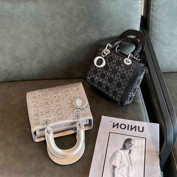 2021 autumn new silk rhinestone princess bag mini women's three grid portable net red star same diamond satin
2021 autumn new silk rhinestone princess bag mini women's three grid portable net red star same diamond satin