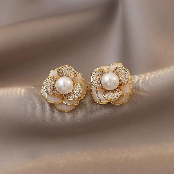 hoop & huggie fashionable ladies temperament earrings alloy material inlaid zircon 2021 classic exquisite jewelry gift, Golden;silver
hoop & huggie fashionable ladies temperament earrings alloy material inlaid zircon 2021 classic exquisite jewelry gift, Golden;silver
