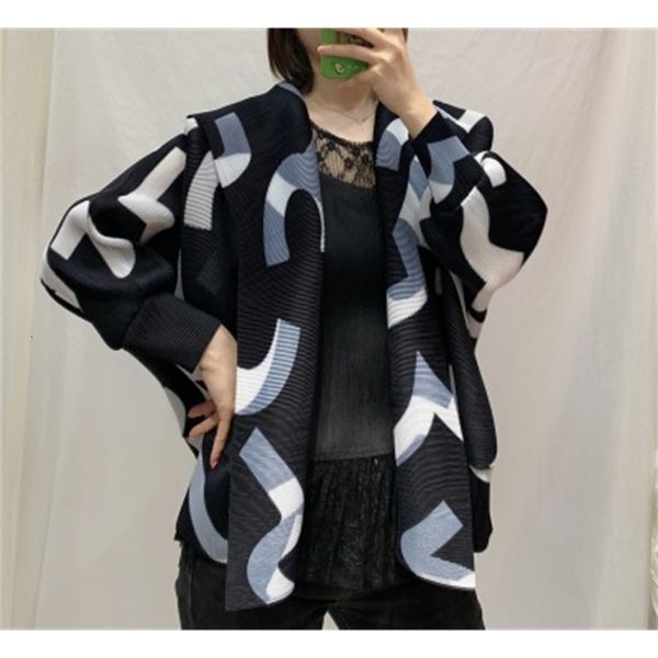 dresses fashionable joker fold long sleeves print loose turn-down collar coat, White
dresses fashionable joker fold long sleeves print loose turn-down collar coat, White