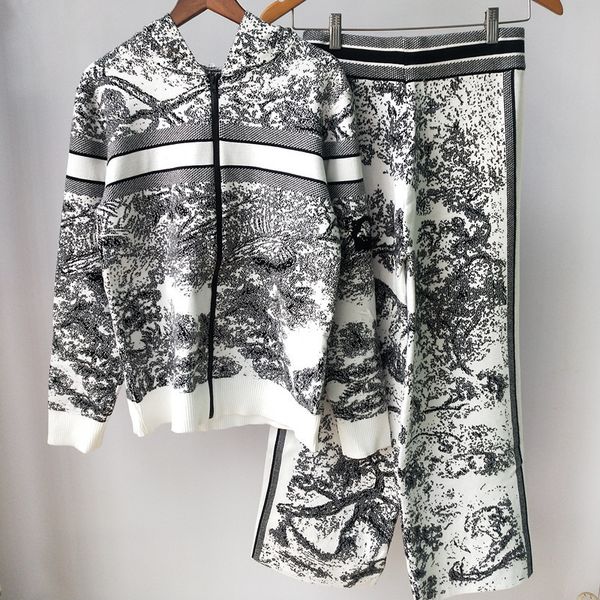 21 autumn winter new jungle animal jacquard hooded knitted cardigan and trousers 2-piece set, Gray
21 autumn winter new jungle animal jacquard hooded knitted cardigan and trousers 2-piece set, Gray