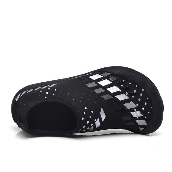 2021 off men womens sport running shoes sandy beach fashion black blue red outdoor sneakers size 36-46 wy21-1786
2021 off men womens sport running shoes sandy beach fashion black blue red outdoor sneakers size 36-46 wy21-1786