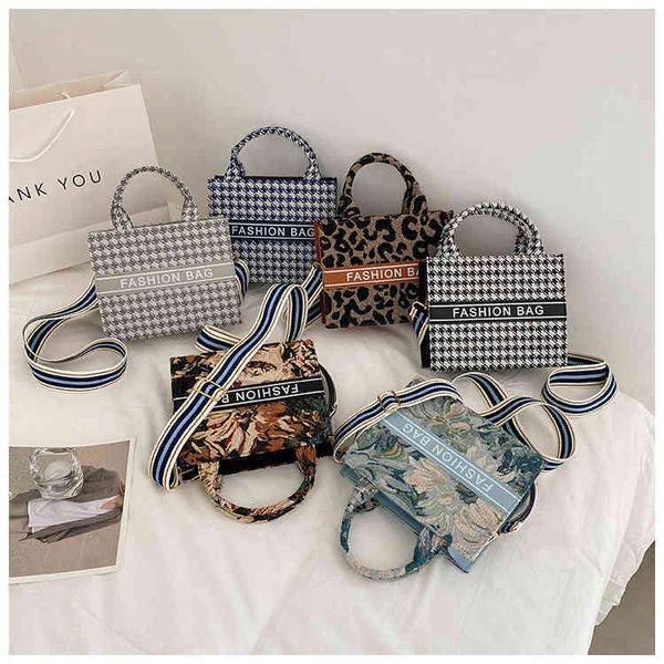 2022 factory wholesale new new plaid canvas bag single shoulder tote bag class large capacity portable shopping net red printing
2022 factory wholesale new new plaid canvas bag single shoulder tote bag class large capacity portable shopping net red printing