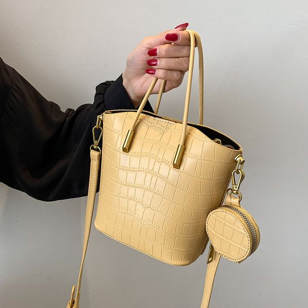 niche design high-quality bag female 2021 new fashion messenger bag popular handbag bucket bag shoulder width 22cm
niche design high-quality bag female 2021 new fashion messenger bag popular handbag bucket bag shoulder width 22cm