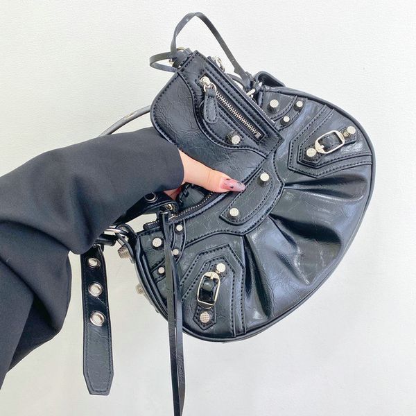 designer half moon armpit bag 2022 new high-quality pu leather women's designer handbag vintage rivet shoulder messenger bag
designer half moon armpit bag 2022 new high-quality pu leather women's designer handbag vintage rivet shoulder messenger bag
