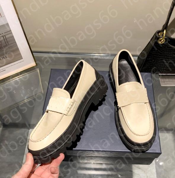 2021 fashion casual small leather shoes rubber outsole patent leather fabric heel four cm high, Black
2021 fashion casual small leather shoes rubber outsole patent leather fabric heel four cm high, Black