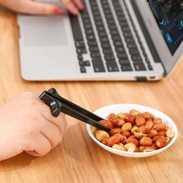 chopsticks creative potato chips clip snack finger lazy assistant not dirty hand playing games phone accessories
chopsticks creative potato chips clip snack finger lazy assistant not dirty hand playing games phone accessories
