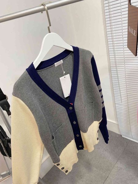 sweater female v-neck cardigan couple casual loose long sleeve buckle four bar splicing coat, Black;gray
sweater female v-neck cardigan couple casual loose long sleeve buckle four bar splicing coat, Black;gray
