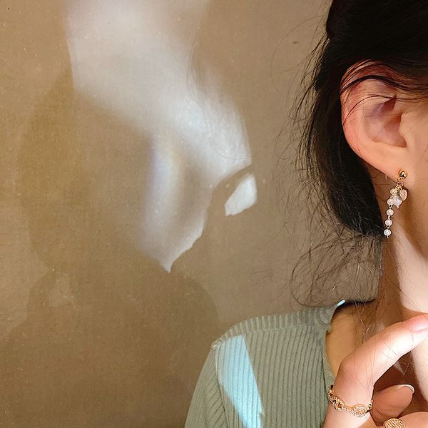 925 silver needle simple design small pearl earrings court fashion net red temperament earrings female
925 silver needle simple design small pearl earrings court fashion net red temperament earrings female