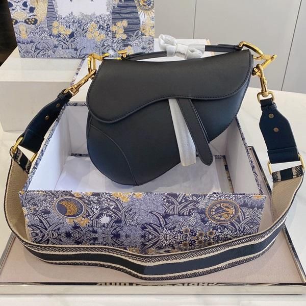 luxurys designer leather 2021 genuine saddle dio bags ladies retro messenger handbags star celebrity inspiration embroidery shoulder crossbo
luxurys designer leather 2021 genuine saddle dio bags ladies retro messenger handbags star celebrity inspiration embroidery shoulder crossbo