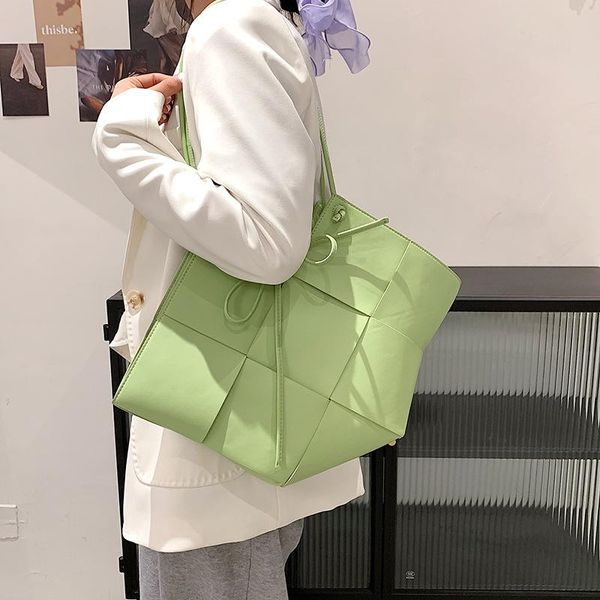 women's shoulder bag 2021 summer fresh and bright light green woven design simple solid color tote beach bags
women's shoulder bag 2021 summer fresh and bright light green woven design simple solid color tote beach bags