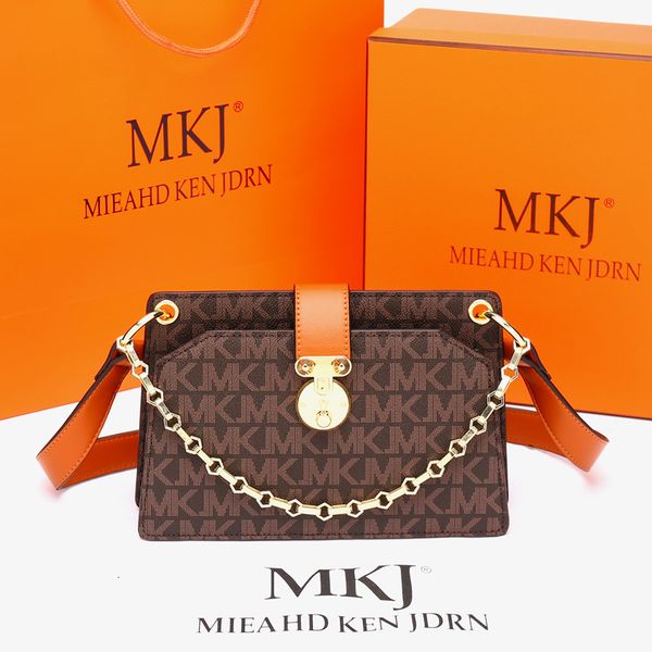 hong kong genuine leather women's bag design niche single shoulder oblique span underarm 2021 new high-end cowhide chain
hong kong genuine leather women's bag design niche single shoulder oblique span underarm 2021 new high-end cowhide chain