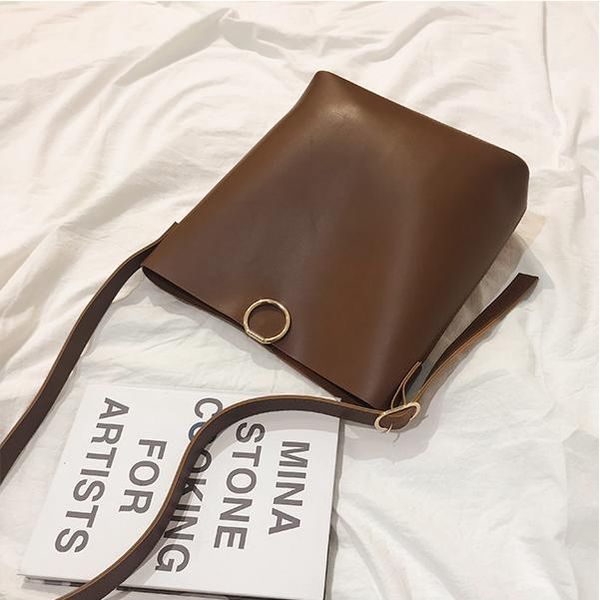 shoulder bags 2021 autumn and winter retro wild strap bag pu leather female messenger large capacity bucket handbag
shoulder bags 2021 autumn and winter retro wild strap bag pu leather female messenger large capacity bucket handbag