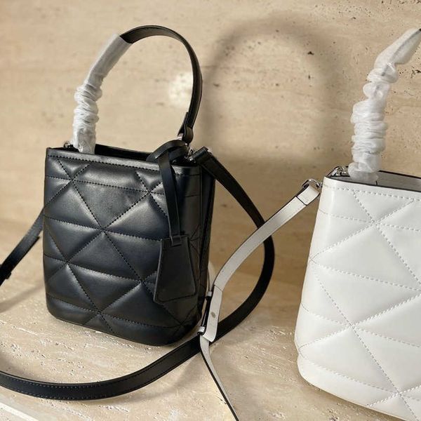 cowhide solid color handbag leisure fashion pujia simple small square japanese and korean messenger workplace business lady bag
cowhide solid color handbag leisure fashion pujia simple small square japanese and korean messenger workplace business lady bag
