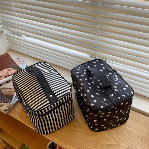 bentoy milkjoy black stripe student korea fashion cosmetics portable storage bags 
bentoy milkjoy black stripe student korea fashion cosmetics portable storage bags