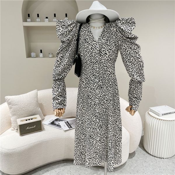 dresses summer female niche fashion design cleavage lantern leopard dress, Black;gray
dresses summer female niche fashion design cleavage lantern leopard dress, Black;gray