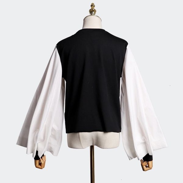 latest french vacation style black and white contrast stitching loose shirt
latest french vacation style black and white contrast stitching loose shirt