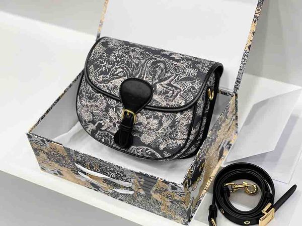 Luxurys Women Shoulder Bag Designers Saddle Bags Fashion Lady Handbag High Quality Retro Style Handbags Purse
Luxurys Women Shoulder Bag Designers Saddle Bags Fashion Lady Handbag High Quality Retro Style Handbags Purse