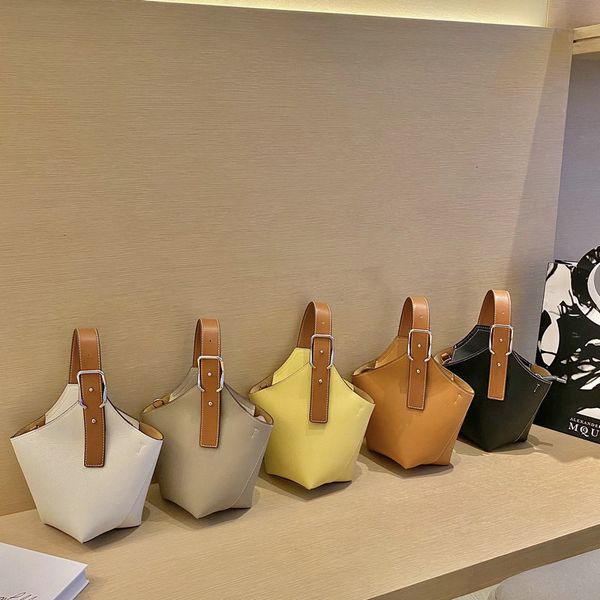 70% off design handbag 2021 fashion niche design litchi grain cowhide one shoulder portable messenger bucket tote bag mini 8019 1zn3, Red;black
70% off design handbag 2021 fashion niche design litchi grain cowhide one shoulder portable messenger bucket tote bag mini 8019 1zn3, Red;black