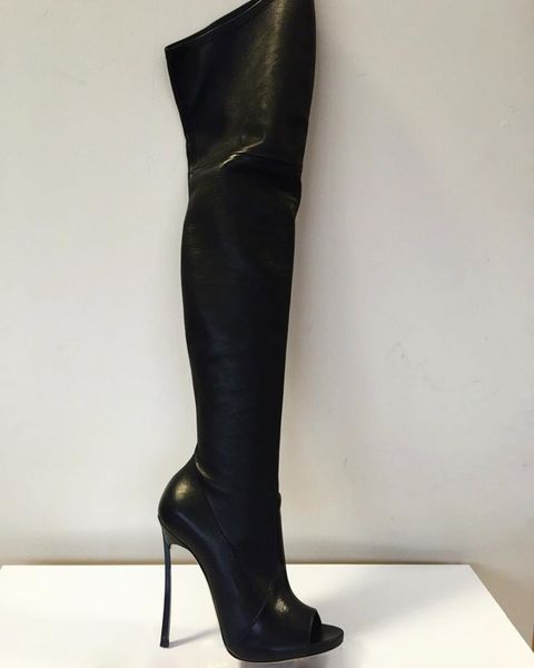 boot woman on-on-one knee metal heels thigh tall thin fit of bange boots, Black
boot woman on-on-one knee metal heels thigh tall thin fit of bange boots, Black