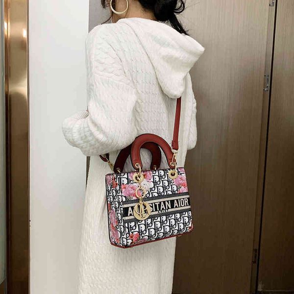 2022 latest handbag factory store women's printing hand-held red texture letter one shoulder
2022 latest handbag factory store women's printing hand-held red texture letter one shoulder