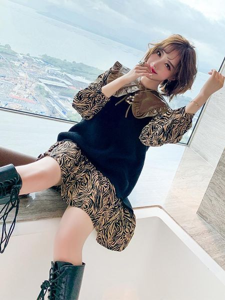 women's tracksuits knitted vest + detachable big lapel zebra pattern dress two-piece 2021 autumn and winter, Gray
women's tracksuits knitted vest + detachable big lapel zebra pattern dress two-piece 2021 autumn and winter, Gray