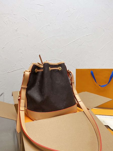 2021 bucket bag brown ladies fashion high-end brand designer bag casual versatile style large capacity practical genuine leather, Black;red
2021 bucket bag brown ladies fashion high-end brand designer bag casual versatile style large capacity practical genuine leather, Black;red