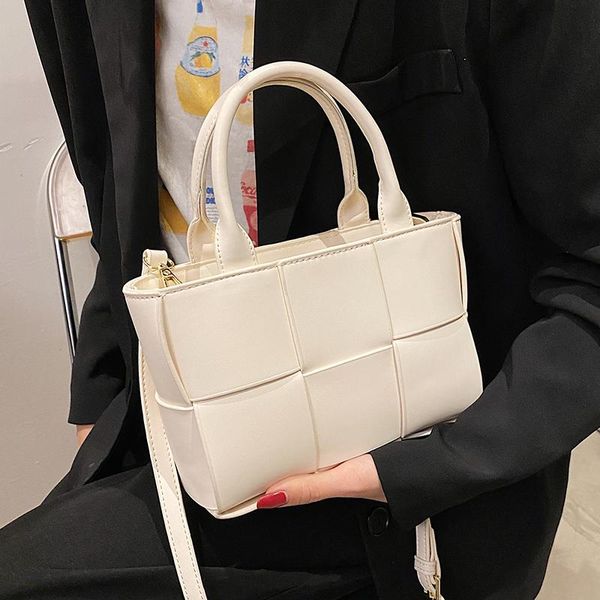 cross body summer high-quality texture pu leather woven handbag 2021 fashion women's designer western style messenger bucket bag
cross body summer high-quality texture pu leather woven handbag 2021 fashion women's designer western style messenger bucket bag