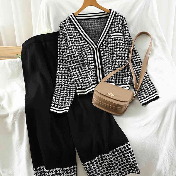 women's two piece pants new autumn fashion women long-sleeve plaid knitwear cardigan + loose wide-leg trousers casual knittin, White
women's two piece pants new autumn fashion women long-sleeve plaid knitwear cardigan + loose wide-leg trousers casual knittin, White