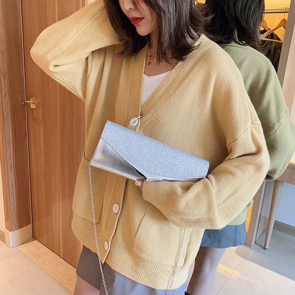 fashionable color contrast small square bright face hand holding dinner 2021 single shoulder cross link chain bag
fashionable color contrast small square bright face hand holding dinner 2021 single shoulder cross link chain bag