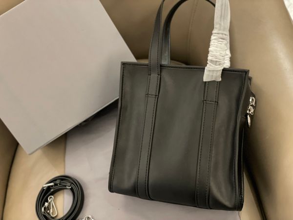 2021 brand luxury small shopping bag tote with zipper design and long shoulder strap messenger bag shoulder bag bb size 22*23cm
2021 brand luxury small shopping bag tote with zipper design and long shoulder strap messenger bag shoulder bag bb size 22*23cm