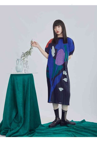 dress miyake fold style cross o-neck print, Black;gray 
dress miyake fold style cross o-neck print, Black;gray