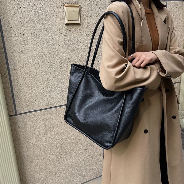 korean autumn and winter pu soft leather versatile tote bag students' class book loading large capacity single shoulder advanced feelin
korean autumn and winter pu soft leather versatile tote bag students' class book loading large capacity single shoulder advanced feelin