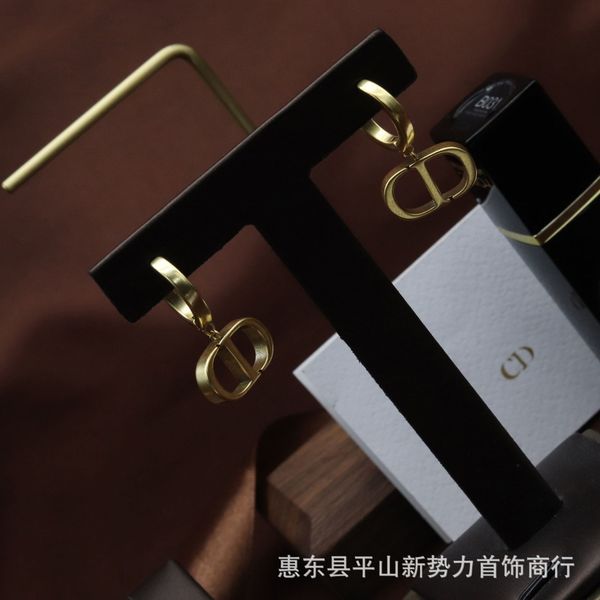 2021 newd family cd letter earrings 2021 new dijia fashion versatile minority earrings-wholesale, Golden
2021 newd family cd letter earrings 2021 new dijia fashion versatile minority earrings-wholesale, Golden