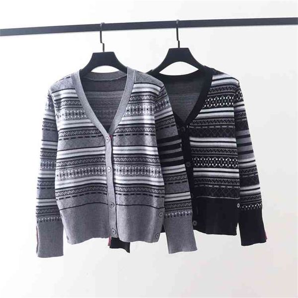 autumn new tb stripe contrast v-neck long sleeved knitted cardigan women's slim outer jacket, White
autumn new tb stripe contrast v-neck long sleeved knitted cardigan women's slim outer jacket, White
