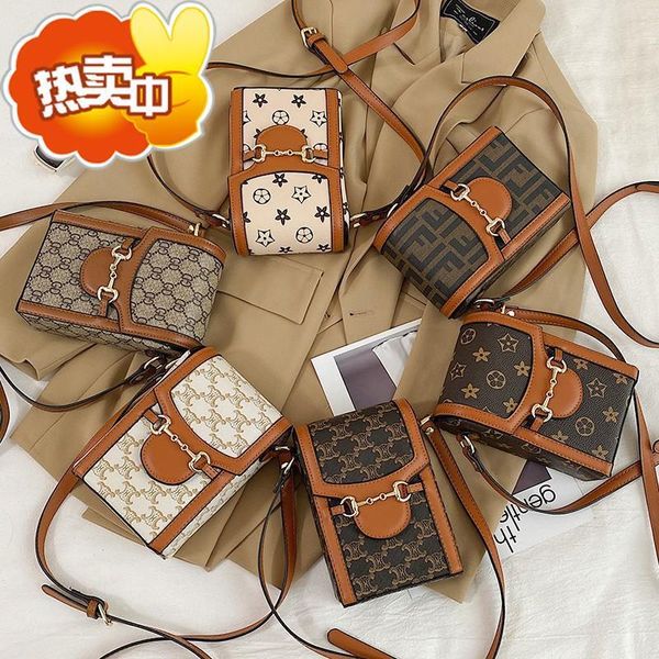 luxury handbags mobile women's new one shoulder messenger bag fashion horseshoe buckle letter box bag
luxury handbags mobile women's new one shoulder messenger bag fashion horseshoe buckle letter box bag