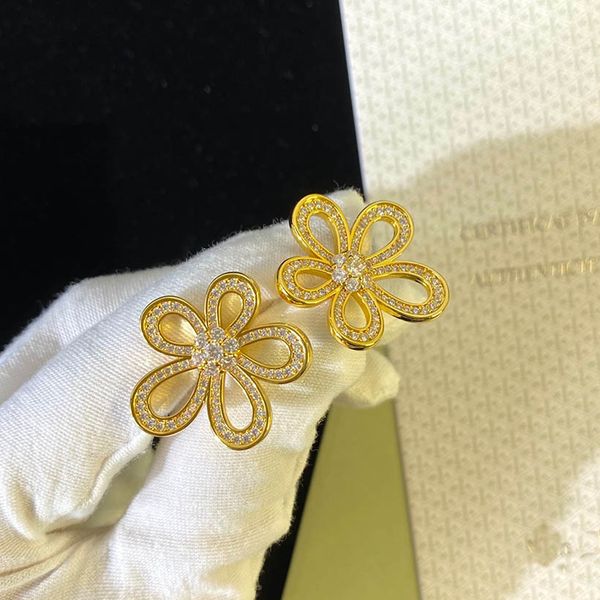 2021 exquisite diamond four leaf clover camellia stud earring 18k gold s925 silver fashion classic for van women&girls wedding valentine, White
2021 exquisite diamond four leaf clover camellia stud earring 18k gold s925 silver fashion classic for van women&girls wedding valentine, White