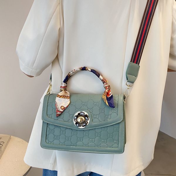 design bag 2021 fashion capacity simple printed single shoulder diagonal silk scarf small square
design bag 2021 fashion capacity simple printed single shoulder diagonal silk scarf small square
