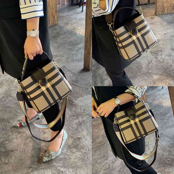 handbag hong kong women's bag 2021 color contrast check wide shoulder strap bucket versatile portable single, Black;red
handbag hong kong women's bag 2021 color contrast check wide shoulder strap bucket versatile portable single, Black;red
