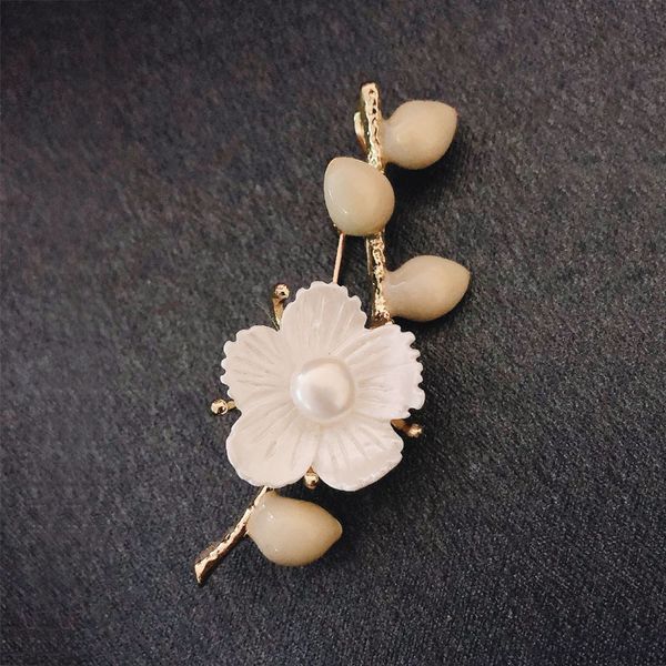 factory wholesale new freshwater pearl temperament plum blossom brooch shell flower brooch female shawl cheongsam pin accessories hea/rtsch/
factory wholesale new freshwater pearl temperament plum blossom brooch shell flower brooch female shawl cheongsam pin accessories hea/rtsch/