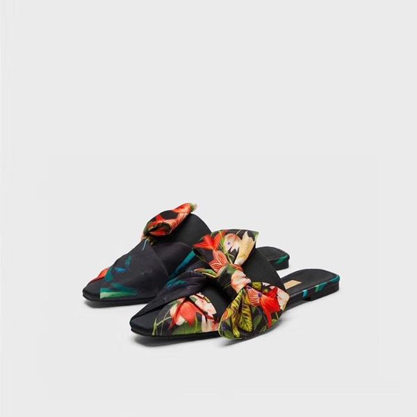 slippers 2021 explosion flat silk ladies sandals and europe minimalist shoes, Black
slippers 2021 explosion flat silk ladies sandals and europe minimalist shoes, Black