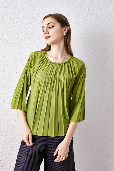knits fashion style miyake small round neck one button loose fold flare sleeve t-shirts, White
knits fashion style miyake small round neck one button loose fold flare sleeve t-shirts, White