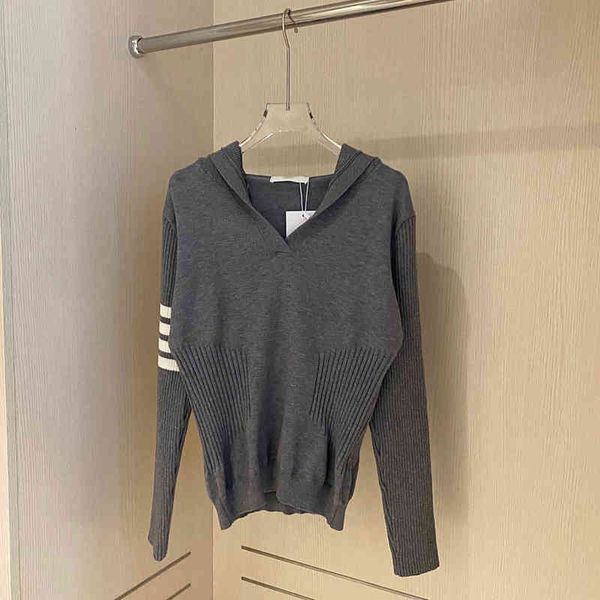 2022 factory wholesale new model ins fashion four bar splicing hooded sweater women's autumn and winter v-neck casual loose knit bottom, White;black
2022 factory wholesale new model ins fashion four bar splicing hooded sweater women's autumn and winter v-neck casual loose knit bottom, White;black