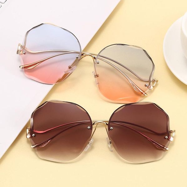sunglasses 2021 fashion tea gradient women ocean water cut trimmed lens metal curved temples sun glasses female uv400, White;black
sunglasses 2021 fashion tea gradient women ocean water cut trimmed lens metal curved temples sun glasses female uv400, White;black