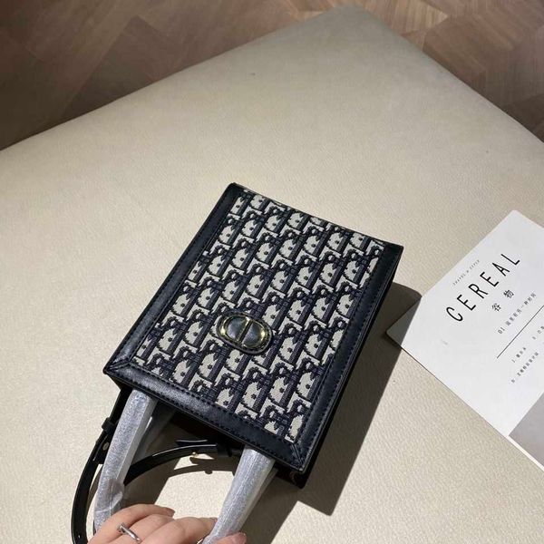 handbag di 2021 casual fashion portable shoulder bag
handbag di 2021 casual fashion portable shoulder bag