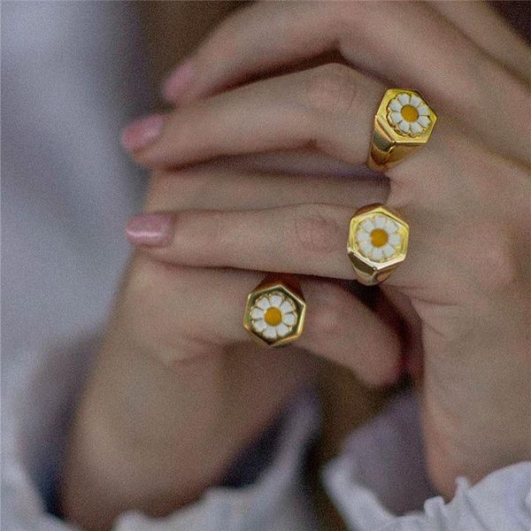 cluster rings sweet lovely daisy flower engraved on hexagon ring wide gold color jewelry for women girl gift arrivals high quality, Golden;silver
cluster rings sweet lovely daisy flower engraved on hexagon ring wide gold color jewelry for women girl gift arrivals high quality, Golden;silver