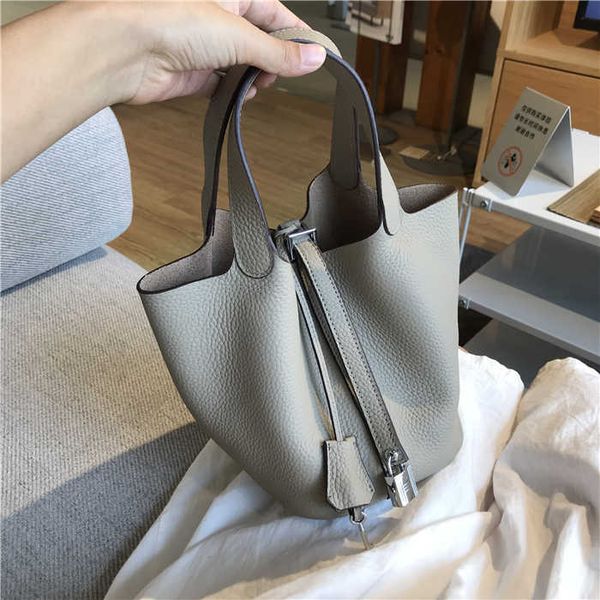 new genuine leather vegetable basket closed toe layer womens cow leather bag leisure bucket bag handbag soft leather open pure bag f
new genuine leather vegetable basket closed toe layer womens cow leather bag leisure bucket bag handbag soft leather open pure bag f