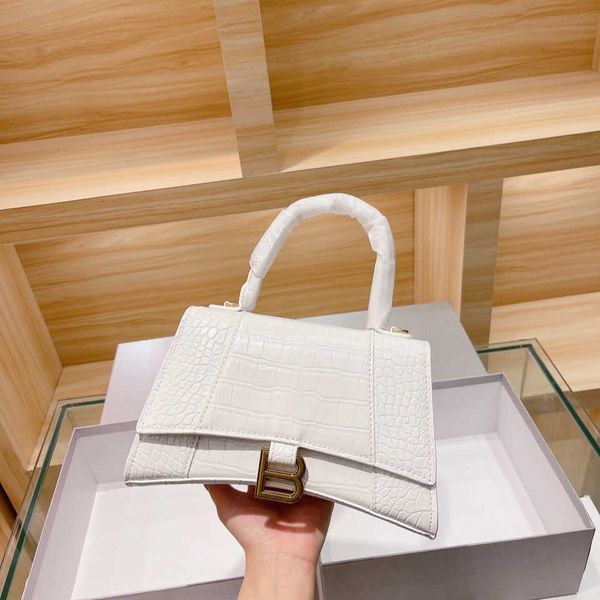 2021 new b-type gold button hourglass bag net red portable small square half moon versatile cross women's axigo hand handbag zly
2021 new b-type gold button hourglass bag net red portable small square half moon versatile cross women's axigo hand handbag zly